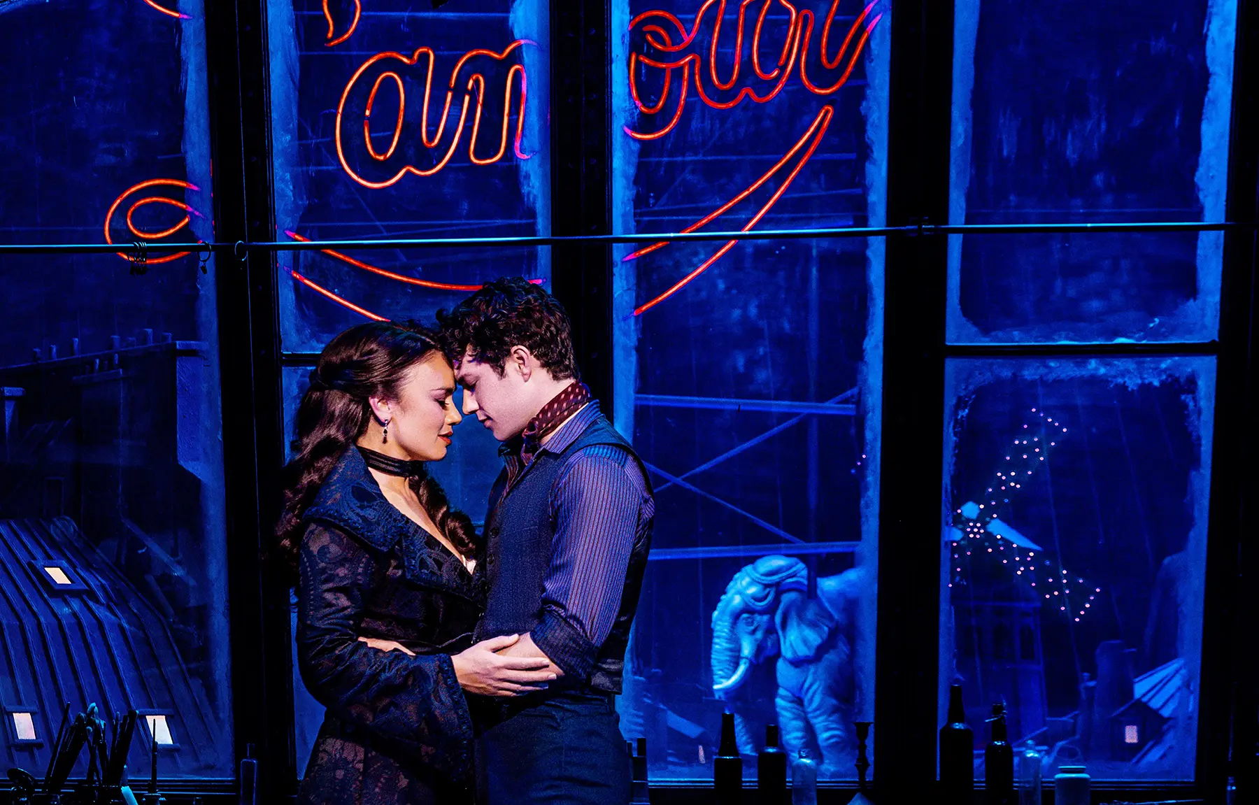 Alinta Chidzey and Des Flanagan as Satine and Christian in Moulin Rouge! The Musical Australia performing 'Come What May'